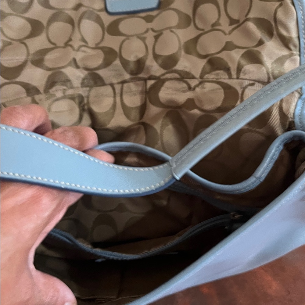 Women’s Leather Shoulder Bag in Light Blue - Picture 4 of 5